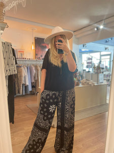Pantalon fluide imprimé bandana noire
