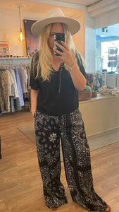 Pantalon fluide imprimé bandana noire