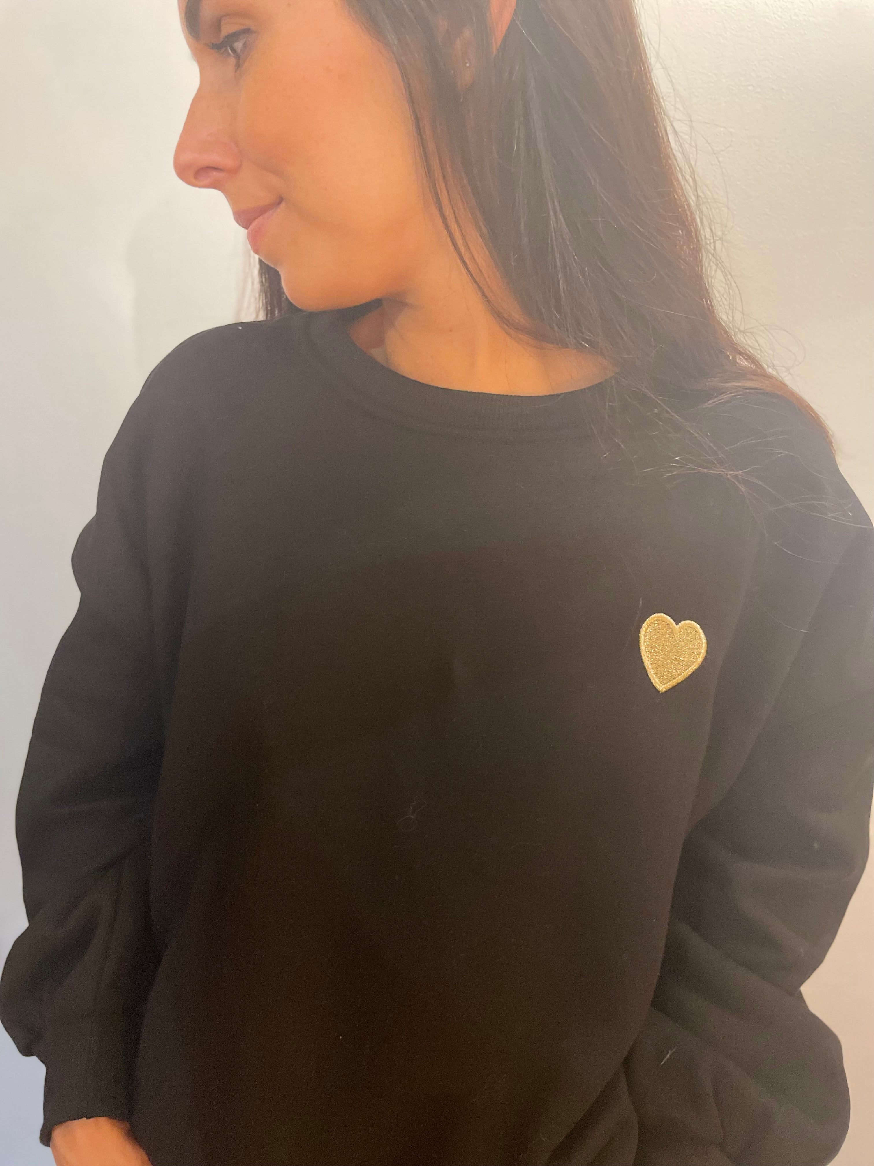 Sweat noir avec petit coeur